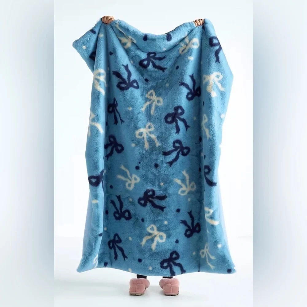Anthropologie Blue and Cream Bow Pattern Throw fur blanket heavy new